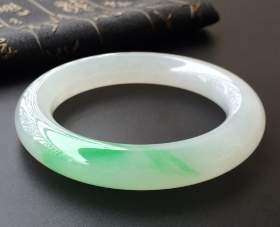 白底青翡翠手鐲 白底青翡翠手鐲